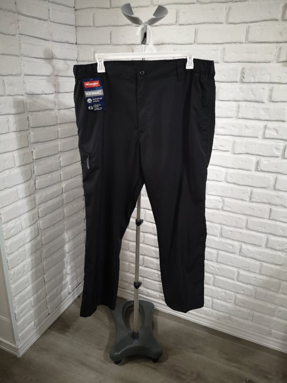 NWT Wrangler Men's Size 40/30 Black Water Repellant Stretch for Comfort Pants